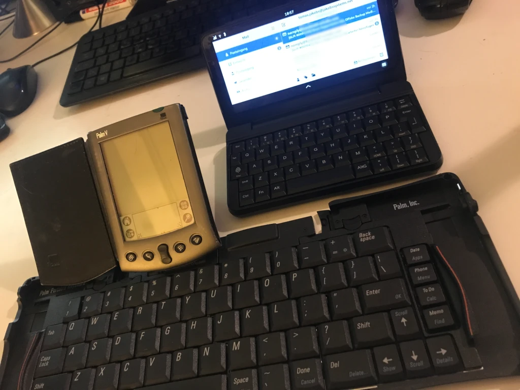 23 Jahre - Palm V mit Tastatur neben PinePhone mit Tastatur