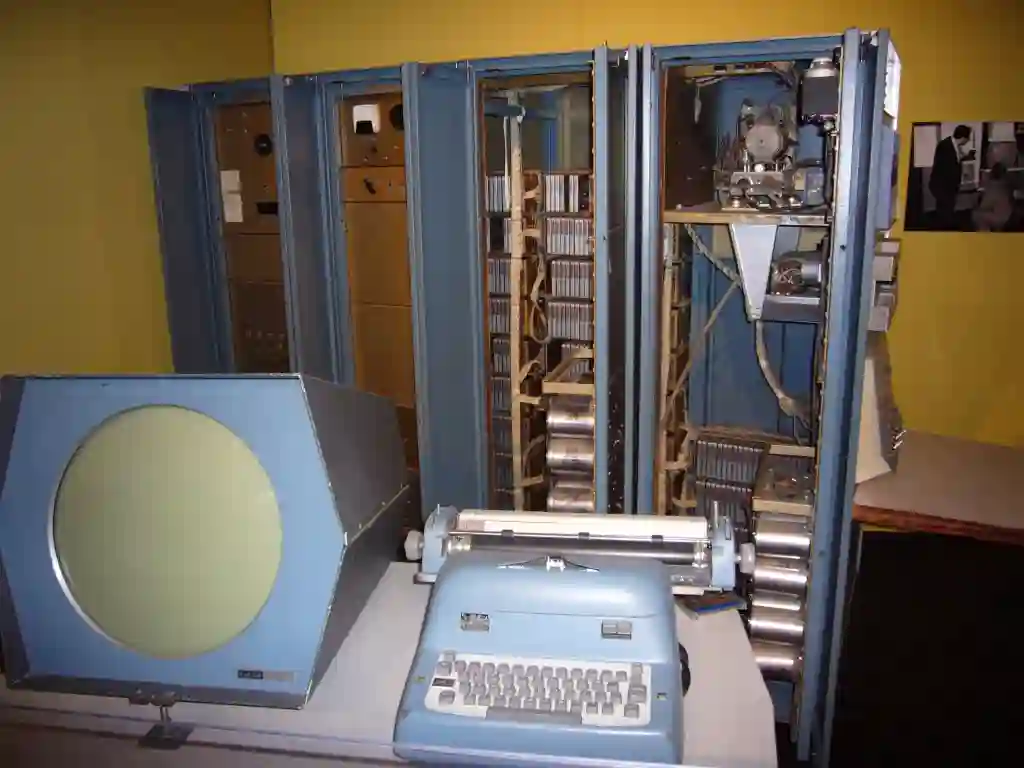 Eine DEC PDP-1 mit Röhrenbildschirm und Teleprinter, Rechte: Public Domain